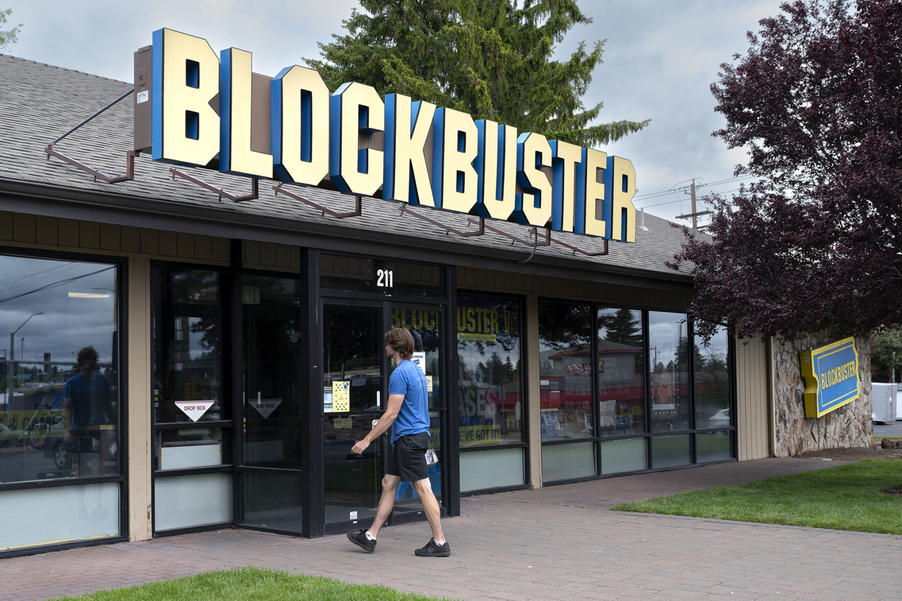 The last surviving Blockbuster has an ad timed for the Super Bowl